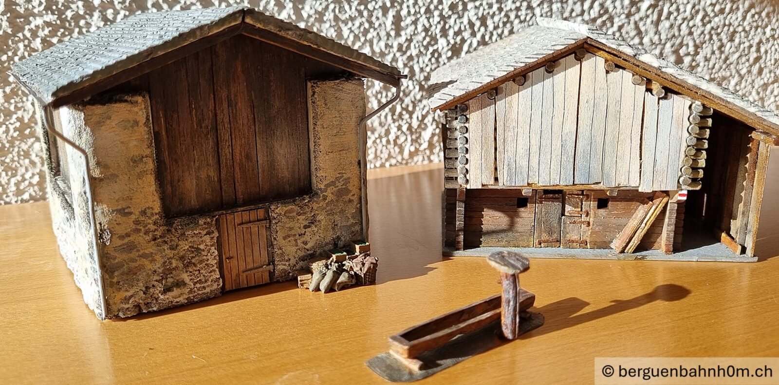 Alp Nord: Bündner Stall mit Gebäudetuning (links) und Stall Scardanal (rechts)