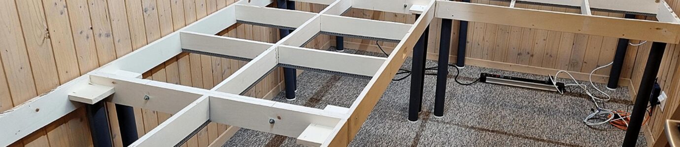 Mein Grundrahmen besteht aus vier Segmenten. Damit jedes Segment stabil ist, sind die inneren Quer- und Längsstreben verkämmt montiert.