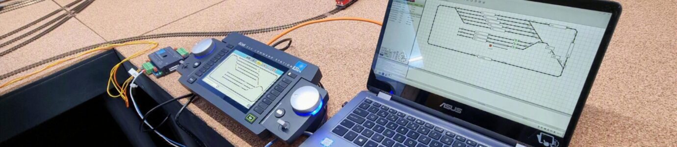 Das Notebook, auf dem Rocrail läuft, ist mit der ECoS verbunden.
